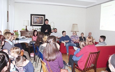 Ks. Piotr Domaros wyjaśniał rodzicom na spotkaniu informacyjnym ideę „Ziarna”
