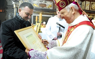 Biskup Ignacy Dec w Dniu Świętości Życia otrzymał tytuł „Ambasadora Życia i Rodziny” 