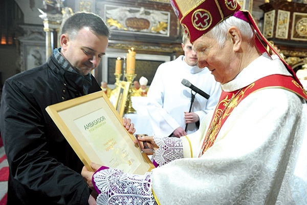 Biskup Ignacy Dec w Dniu Świętości Życia otrzymał tytuł „Ambasadora Życia i Rodziny” 