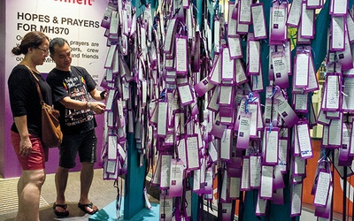 27.03.2014 Kuala Lumpur. Malezja. Na lotnisku zorganizowano miejsce pamięci i modlitwy za zaginionych 227 pasażerów i 12 osób załogi samolotu Malaysia Airlines MH370, który zaginął 8 marca podczas lotu z Kuala Lumpur do Pekinu. 