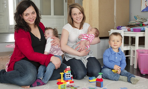 Magdalena Niemyjska (z lewej) towarzyszy kobietom przy porodzie oraz pomaga im w pierwszych dniach po urodzeniu dziecka. Na zdjęciu z córeczką Michaliną oraz siostrą Małgorzatą i jej dziećmi Zosią i Stasiem