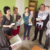 Ukraińcy, którzy po zajęciu Krymu przez wojska rosyjskie przyjechali do Polski, znaleźli schronienie w ośrodku dla uchodźców w Łukowie. Należą do protestanckiej wspólnoty „Dobra Nowina”. Na zdjęciu od lewej: Włodzimierz Kuczuchidze, Galina Murzak, Natalia Kuczuchidze, Olga i Gienadij Horeccy z dziećmi oraz Irina Hodolaniuk