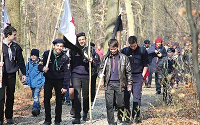  Skauci Europy maszerują przez las do bazyliki w Katowicach-Panewnikach