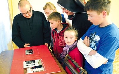 Odwiedzający w dniach rekolekcji radomskie seminarium mieli okazję do wizyty w Pokoju Papieskim, gdzie przechowywane są fotografie i pamiątki z wizyty Jana Pawła II w Radomiu 