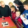 Odwiedzający w dniach rekolekcji radomskie seminarium mieli okazję do wizyty w Pokoju Papieskim, gdzie przechowywane są fotografie i pamiątki z wizyty Jana Pawła II w Radomiu 