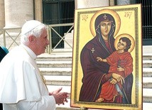 Przed ikoną Salus Populi Romani Benedykt XVI, który przewodniczył ŚDM w Kolonii w 2005 r.