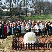   Wychowankowie przy miejscu pamięci ks. Hlubka