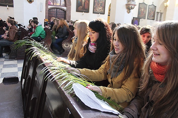  Spotkanie młodzieży w Niedzielę Palmową rozpoczyna się w kościele Wszystkich Świętych w Gliwicach