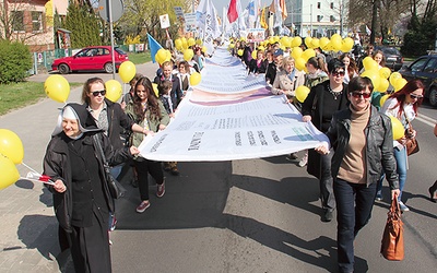 Uczestnicy marszu nieśli dokument Kościoła „Donum vitae” (Dar życia) przepisany na ok. 150-metrowym materiale 