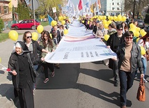 Uczestnicy marszu nieśli dokument Kościoła „Donum vitae” (Dar życia) przepisany na ok. 150-metrowym materiale 