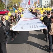 Uczestnicy marszu nieśli dokument Kościoła „Donum vitae” (Dar życia) przepisany na ok. 150-metrowym materiale 