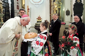 Bp Andrzej F. Dziuba przyjmuje od Łowiczanek dary ołtarza