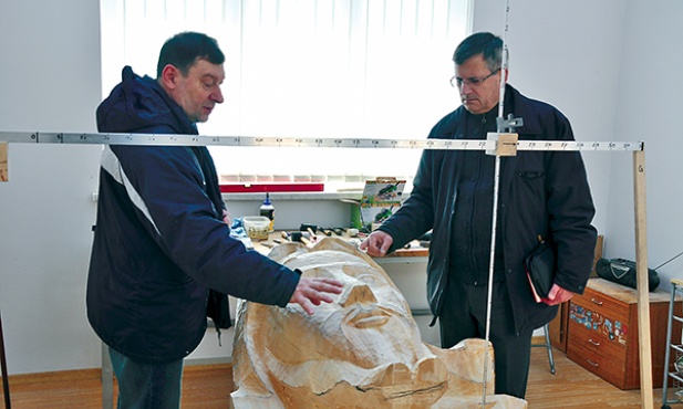Kazimierz Klimkiewicz (z lewej) i ks. Stanisław Dutka podczas oględzin rzeźby