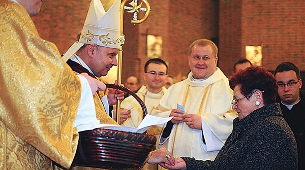 Ręcznie wykonane różańce i buciki wręczone przez biskupa  będą przypominały o złożonym przyrzeczeniu