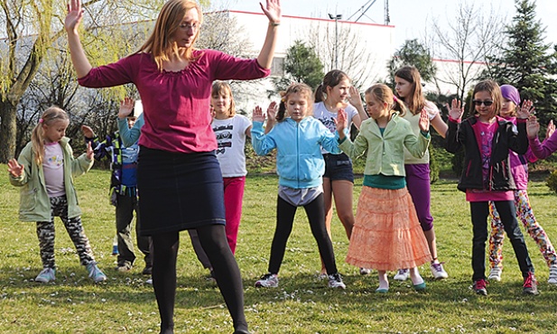 Anna Wieradzka poprowadziła sesję rekolekcyjno-warsztatową w parafii Przemienienia Pańskiego w Opolu. Uczestniczyły w niej dzieci śpiewające w Scholce Błogosławionych Hiacynty i Franciszka. Więcej o sesjach na: www.modlitwatancem.pl