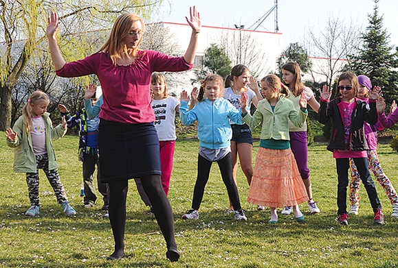 Anna Wieradzka poprowadziła sesję rekolekcyjno-warsztatową w parafii Przemienienia Pańskiego w Opolu. Uczestniczyły w niej dzieci śpiewające w Scholce Błogosławionych Hiacynty i Franciszka. Więcej o sesjach na: www.modlitwatancem.pl