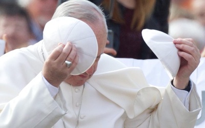Papież: Czasem latają talerze