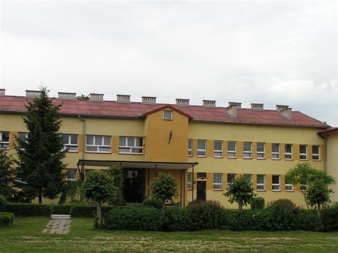 Budynek gimnazjum w Borkach
