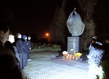Pomnik Jana Pawła II został poświęcony 4 czerwca 2001 r., w dziesiątą rocznicę wizyty papieża w Radomiu