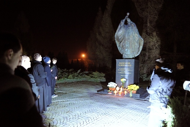 Pomnik Jana Pawła II został poświęcony 4 czerwca 2001 r., w dziesiątą rocznicę wizyty papieża w Radomiu