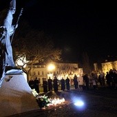 W rocznicę śmierci Jana Pawła II łowiczanie modlili się przed jego pomnikiem