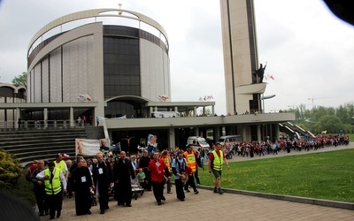 Pielgrzymi bielsko-żywieccy przed bazyliką Bożego Miłosierdzia w Łagiewnikach 3 maja 2013 roku