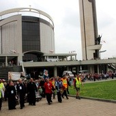 Pielgrzymi bielsko-żywieccy przed bazyliką Bożego Miłosierdzia w Łagiewnikach 3 maja 2013 roku