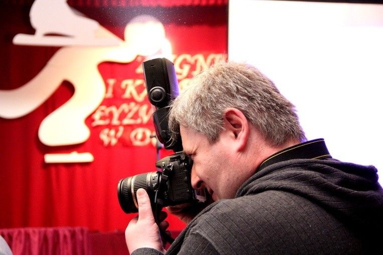 Radosław Tafliński nawet na wystawie swoich zdjęć nie rozstawał się z aparatem