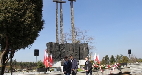 W hołdzie pomordowanym na Firleju