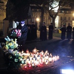 Modlitwa przed pomnikiem Jana Pawła II