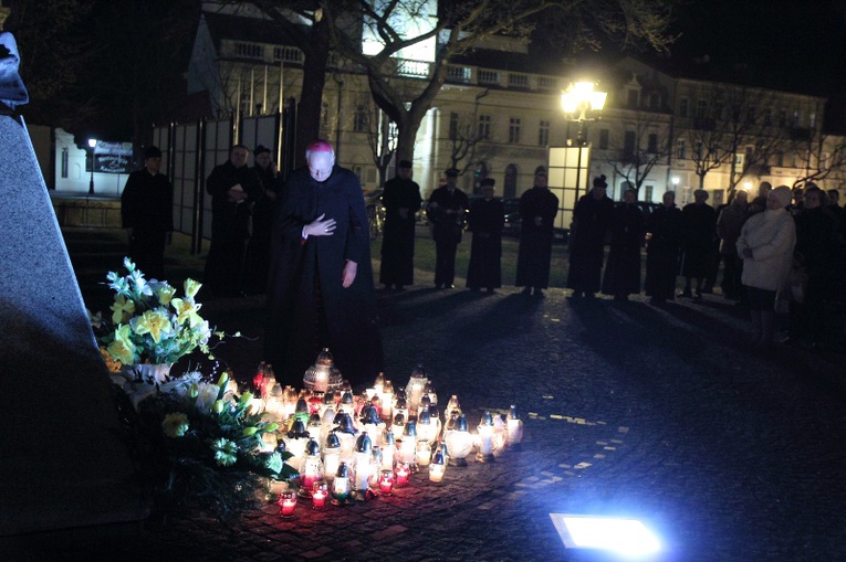 Modlitwa przed pomnikiem Jana Pawła II