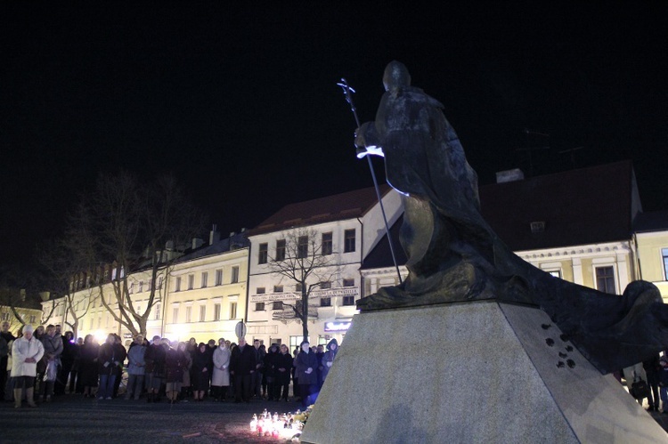 Modlitwa przed pomnikiem Jana Pawła II