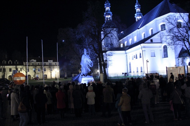 Modlitwa przed pomnikiem Jana Pawła II