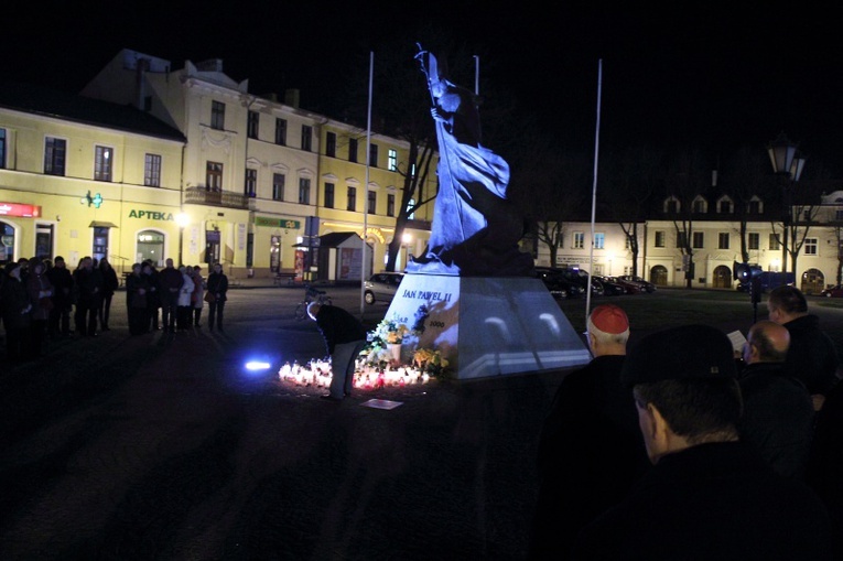 Modlitwa przed pomnikiem Jana Pawła II