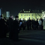 Modlitwa przed pomnikiem Jana Pawła II