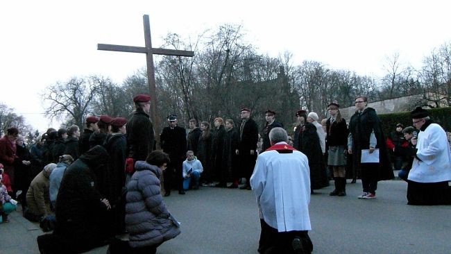 Wielkopostne nabożeństwo poprowadzono ulicami Ciechanowa, od kościoła poaugustiańskiego do pomnika Jana Pawła II na Farskiej Górze