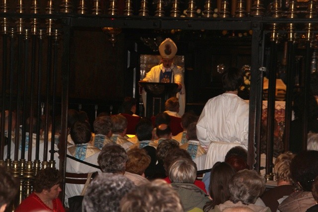 Bp Roman Pindel z maturzystami