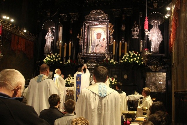 Bp Roman Pindel z maturzystami