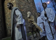 Scena wjazdu Pana Jezusa do Jerozolimy w wykonaniu Scholi "Węgajty"