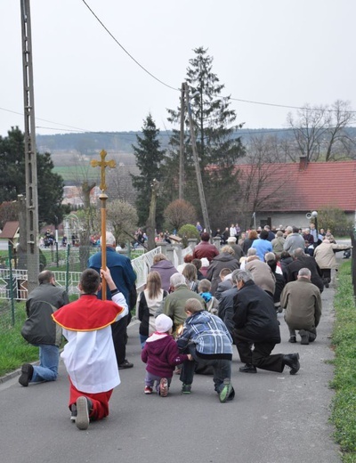 Z krzyżem przez wieś 