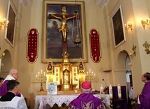 Prezbiterium kościoła w Radziejowicach z repliką obrazu Józefa Chełmońskiego