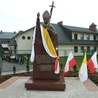 Pomnik Jana Pawła II przed szkołą