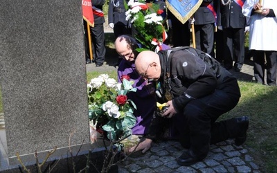 Wiktor Węgrzyn, komandor Rajdu rozsypał ziemię z miejsc kaźni przed figurą na płockich górkach.