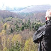 Widok z hałdy w Murckach na kopalnię „Boże Dary” w Kostuchnie