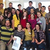 Oficjalne otwarcie Centrum Zimbardo w poniedziałek 14 kwietnia o godz. 12. Na zdjęciu młodzi, wolontariusze, pracownicy i przedstawiciele Ikei w przerwie podczas ostatecznego urządzania nowej siedziby