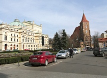  Na miejscu szpitala duchaków wznosi się teraz budynek Teatru im. Słowackiego. Ostał się jednak kościół Świętego Krzyża