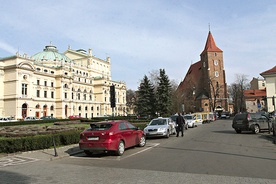  Na miejscu szpitala duchaków wznosi się teraz budynek Teatru im. Słowackiego. Ostał się jednak kościół Świętego Krzyża