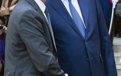 Nowy premier Francji Manuel Valls (z lewej) i jego poprzednik Jean-Marc Ayrault