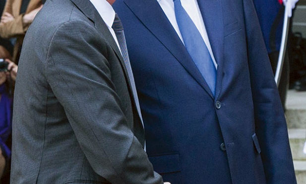 Nowy premier Francji Manuel Valls (z lewej) i jego poprzednik Jean-Marc Ayrault