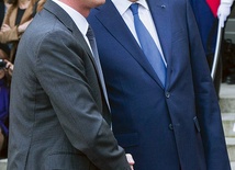 Nowy premier Francji Manuel Valls (z lewej) i jego poprzednik Jean-Marc Ayrault